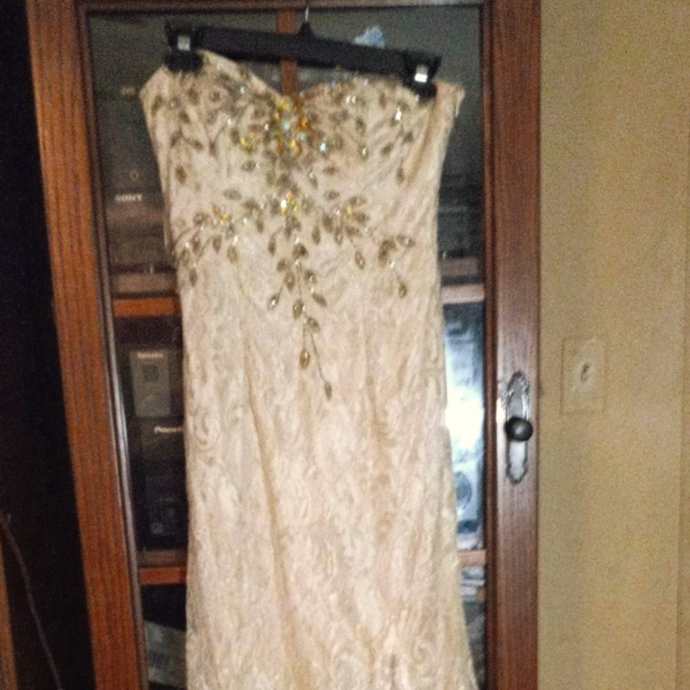 Beautiful Prom dres off white